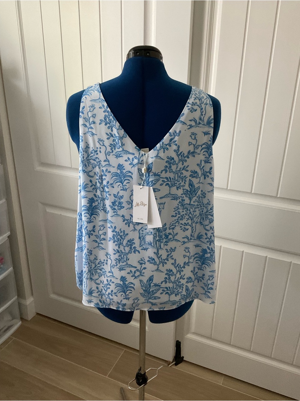 Lilly Pulitzer Sleeveless V-Neck Blue & White Floral Print Tank Top XL - Picture 2 of 9